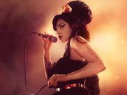 Disparue tragiquement à 27 ans en 2011, l’artiste londonienne est une authentique légende de la musique. Elle méritait donc bien un biopic reprenant le titre de son chef-d’œuvre absolu, le tristement bien nommé Back to Black.