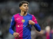 Champion d’Europe avec l’Espagne et révélation du FC Barcelone, Lamine Yamal remporte le trophée Kopa lors de la cérémonie du Ballon d’Or 2024. Il devance notamment les Parisiens Warren Zaïre-Emery et João Neves.