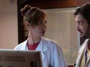 Depuis son apparition en 2018, la Création Originale de Thomas Lilti est louée à juste titre pour son réalisme. Mais puisque cette troisième saison d’Hippocrate pousse les curseurs vraiment à fond, on a voulu vérifier si elle dépeignait toujours aussi bien la réalité.