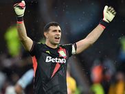 Déjà sacré en 2023, Emiliano Martinez conserve son trophée de meilleur gardien de l’année lors de la cérémonie du Ballon d’Or 2024. Sa saison est marquée par la Copa America 2024 remportée avec l’Argentine.