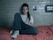 Vrai choc de l’année 2021, la série carcérale de la BBC est de retour avec une deuxième saison centrée cette fois sur un trio de prisonnières. Et le petit événement de ces nouveaux épisodes de Time, c’est la présence au casting de l’actrice star de The Last of Us (Max).