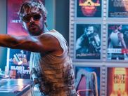 Après avoir interprété un Ken dépressif dans Barbie, Ryan Gosling se glisse dans la peau d’un cascadeur intrépide dans The Fall Guy, une comédie d’action signée David Leitch, dans laquelle il doit retrouver une star disparue au coeur d’un tournage chaotique. Hommage au cinéma populaire et aux métiers de l’ombre, le film contient de nombreux clins d’oeil au septième art. En voici 10 que vous avez peut-être loupés.
