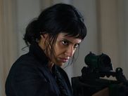 Incarnée par Ritu Arya (Lila dans Umbrella Academy), l’agente du MI6 qui fait équipe avec Vincent Taleb pour arrêter le terroriste Jacob Pierce crève l’écran dans toutes les scènes où elle apparaît. Mais pourquoi Zara Taylor est-elle si cool ?