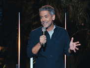 Reprenant le personnage d’Emmanuel, ce quadra (bientôt quinqua) qui vous ressemble, Manu Payet revient pour un deuxième spectacle, dans lequel il se confie avec humour sur les hauts et les bas de la paternité.