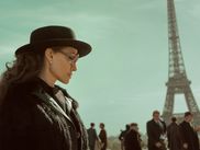 Après avoir incarné Maria Callas sous la direction de Pablo Larraín, Angelina Jolie pose de nouveau ses valises à Paris. Cette fois-ci, elle sera la tête d'affiche du nouveau film d'Alice Winocour, "Coutures". L'actrice américaine semble désormais inextricablement liée à la capitale française, et ce pour des projets toujours plus ambitieux.