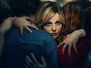 Première production française de la nouvelle plateforme américaine Max, ce thriller psychologique est basé sur une histoire vraie particulièrement choquante, celle que l’on a appelé « la mythomane du Bataclan », et qui a voulu se faire passer pour « une amie dévouée » auprès des vraies victimes des attentats du 13 novembre 2015.