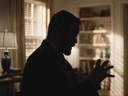 Plongez dans l'affaire mystérieuse qui a touché plus de 1 000 diplomates américains à travers le monde. Découvrez les secrets du "Le Syndrome de La Havane", une série documentaire captivante, réalisée par Jules Giraudat et Arthur Bouvart.