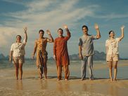 Après Hawaï et la Sicile, la série satirique multi-récompensée The White Lotus pose ses valises en Thaïlande pour une troisième saison très attendue. Rendez-vous le 17 février pour découvrir les nouveaux pensionnaires de ce resort de luxe, entre quête spirituelle et confrontations sociales.