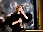 La cinquantième cérémonie des César approche ! Pour l’occasion, l’Académie a mis les petits plats dans les grands et a concocté au public un spectacle inédit. Mais qui présentera les festivités ?