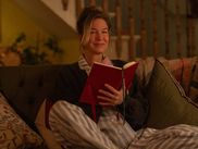 Bridget Jones revient sur grand écran ! Avec son humour irrésistible et ses gaffes mémorables, l’héroïne la plus maladroite du cinéma continue de nous faire craquer. Cette fois, elle a 52 ans, deux enfants et tente de se remettre sur le marché du célibat après le décès de Mark Darcy. Mais pourquoi cette saga nous touche-t-elle encore autant après plus de vingt ans ? Voici cinq raisons de foncer découvrir « Bridget Jones : Folle de lui » au cinéma ce mercredi 12 février !