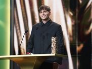 Récompensé par un César, Raphaël Quenard est l’une des étoiles montantes du cinéma français. Grâce à son jeu unique et sa polyvalence, il s’est imposé dans des rôles marquants et audacieux. Retour sur cinq films qui ont jalonné sa carrière exceptionnelle.