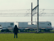 En 2004, le groupe AZF terrorisait le Ministère de l’Intérieur en menaçant de faire exploser les rails de la SNCF et exigeait une rançon de plusieurs millions. Vingt ans plus tard, le documentaire “Suzy vs Gros Loup” revient sur cette histoire encore mal connue du public, digne des plus grands films policiers.