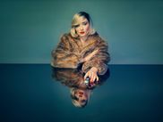 Adaptée des mémoires de Joan Hannington, la plus célèbre voleuse de bijoux britannique, Joan nous plonge dans le Londres des années 1980 avec Sophie Turner dans le rôle-titre. Une mini-série en six épisodes qui transforme un fait divers en thriller haletant, à découvrir dès le 12 décembre.