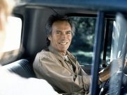 Clint Eastwood, figure mythique du cinéma, a prouvé qu’il était bien plus qu’un acteur iconique en passant derrière la caméra. Maîtrisant l’art de la mise en scène avec autant de talent que celui de la performance, il a offert des œuvres intemporelles qui explorent l’âme humaine.