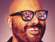 L’humoriste et créateur de la série Le Monde Magique de Jérôme Commandeur a derrière lui une longue carrière de blagues retentissantes. Retour sur ses sketchs les plus connus (et les plus drôles).