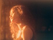 La production de la très attendue saison 3 d'« Euphoria » a enfin débuté ! La série phénomène d’HBO, portée par Zendaya, continue d’évoluer et s’apprête à plonger les spectateurs dans une nouvelle ère, bien au-delà des murs du lycée. Après un immense succès critique et plusieurs récompenses, les fans peuvent désormais attendre avec impatience la conclusion de cette histoire captivante.