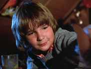 Sorti en 1984, « Gremlins » a marqué l’histoire du cinéma en mélangeant avec brio horreur et comédie. Entre rires et frissons, il a terrorisé des enfants tout en fascinant leurs parents. Quarante ans plus tard, son empreinte reste indélébile dans la pop culture.