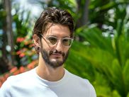 Acteur caméléon au talent indéniable, Pierre Niney s’est imposé comme l’une des figures majeures du cinéma français. Qu’il incarne un génie de la mode, un enquêteur obsessionnel ou un ami déjanté, il sait captiver son public avec des performances remarquables. Voici 5 films à ne pas manquer pour découvrir ou redécouvrir l’étendue de son jeu.