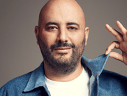 Avec trente ans de carrière à son actif, Jérôme Commandeur a tout fait : télévision, radio, cinéma, one-man-show… Pour sa nouvelle série, l’humoriste voyage dans le temps et revient à ses premières amours : le sketch et l’imitation.