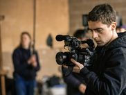 Le cinéma aime parfois se regarder dans le miroir et questionner ses propres codes. Ces cinq films, chacun à leur manière, décortiquent le processus créatif, explorent les tensions de la réalisation ou subliment la mémoire personnelle à travers le prisme de la caméra. Entre chaos artistique, nostalgie et improvisation, retour sur des films qui redéfinissent le rôle du cinéaste.