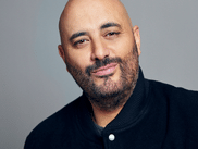 De la cuisine à la chanson, c’est simple, tout y passe : dans sa nouvelle série, Jérôme Commandeur s’amuse à détourner et à imiter les émissions de télévision les plus célèbres. Mais avez-vous reconnu les classiques qu’il reprend ?