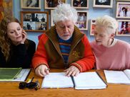 Avec "La Chambre d’à côté", Lion d’or de la dernière Mostra de Venise, Pedro Almodóvar signe une œuvre profondément émouvante et introspective. Adapté du roman "Quel est donc ton tourment ?" de Sigrid Nunez, "La Chambre d’à côté" réunit deux immenses actrices : Julianne Moore et Tilda Swinton. Le cinéaste espagnol s’est confié au micro d’Antoine de Caunes sur le thème central du film : la fin de vie, et la mort, à l'occasion de sa sortie dans les salles françaises ce mercredi 8 janvier.