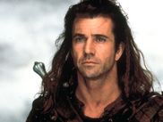 Mel Gibson, acteur célèbre et réalisateur primé, a laissé une empreinte indélébile sur le septième art. À l’occasion de la sortie de Vol à haut risque en salle, retour sur cinq films marquants qui témoignent de son talent unique derrière la caméra.