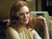 Julianne Moore, actrice caméléon et icône du cinéma, revient sur grand écran avec La Chambre d’à côté (Pedro Almodóvar), une comédie dramatique poignante actuellement en salles. L’occasion idéale de revenir sur 10 de ses performances les plus marquantes, du chef-d’œuvre dramatique à la comédie culte.