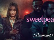 La mini-série britannique adaptée du roman de C.J. Skuse met en scène Ella Purnell dans le rôle d'une jeune femme effacée qui bascule dans une spirale vengeresse. Entre polar et comédie noire, Sweetpea dépeint la transformation d'une victime en bourreau.