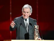 Le réalisateur et Président de la Cinémathèque française Costa-Gavras est à l’honneur de la 50e Nuit des César. À 92 ans, il a reçoit un César d’Honneur des mains de Karin Viard pour l’ensemble de sa carrière.
