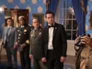 Entre mystère présidentiel et comédie mordante, The Residence marque un tournant dans la carrière de Shonda Rhimes. La papesse des séries américaines délaisse les drames médicaux et politiques pour nous offrir une plongée jubilatoire dans les secrets inavouables de la Maison-Blanche, vue depuis ses couloirs les moins fréquentés.