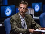 Si vous avez toujours rêvé de porter des lunettes fumées la nuit et de murmurer dans votre manchette, ce classement est pour vous. Voici 10 séries d'espionnage aussi haletantes qu’un code nucléaire oublié : entre coups tordus, gadgets, et agents à la cool, préparez-vous à binge-watcher en mode sous couverture.