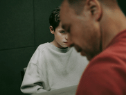 Dans sa nouvelle mini-série aux allures de thriller psychologique, Netflix nous plonge dans le cas périlleux d’un jeune garçon accusé d’avoir assassiné sa camarade de classe. Un point de départ glaçant et un cauchemar parental, qui interroge aussi la construction de la masculinité à l’adolescence.