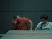 Retour sur le phénomène "Adolescence" ! Disponible depuis le 13 mars sur Netflix, la mini-série britannique de Stephen Graham et Jack Thorne rencontre un grand succès. Tournée uniquement en plan-séquence, "Adolescence" met en scène Jamie, un jeune garçon suspecté d’avoir assassiné une élève de son école.
