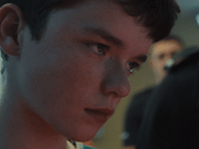 La nouvelle série Netflix nous pose une question difficile : un adolescent de treize ans peut-il commettre un meurtre ? Un concept qui dérange, mais qui reste envisageable, raconte le créateur de la série, lorsqu’on le replace dans un contexte de violences sexistes et sexuelles accrues.