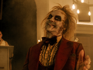 Il aura fallu patienter plus de trente-cinq ans pour voir revenir Beetlejuice sur grand écran. Porté par Michael Keaton, Jenna Ortega et Winona Ryder, "Beetlejuice Beetlejuice" remet en scène le plus iconique des bio-exorcistes dans un cocktail d’horreur, de grotesque et de fantaisie gothique. Mais saviez-vous que Tim Burton lui-même s'était glissé dans la peau de l’un des personnages les plus répugnants du film ?