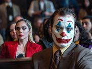 Dans cette suite de Joker, la chanteuse Lady Gaga campe la mythique Harley Quinn, complice de l'ennemi public numéro un de Gotham City, interprété par Joaquin Phoenix.