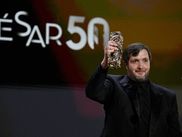 Karim Leklou a remporté le César du meilleur acteur pour son rôle dans le poignant "Le Roman de Jim" des frères Larrieu. Face à lui, la concurrence était rude : Pierre Niney, François Civil, Benjamin Lavernhe et Tahar Rahim. Il n'a pas manqué d'avoir une chaleureuse pensée pour ses amis, au-delà de ses adversaires.