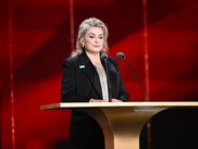 Figure incontournable du cinéma français, Catherine Deneuve préside cette 50ᵉ cérémonie des César, un choix hautement symbolique pour célébrer un demi-siècle de récompenses. L'actrice aux deux César incarne à elle seule l’élégance et l’exigence d’un certain cinéma, de quoi rendre cette édition encore plus prestigieuse.