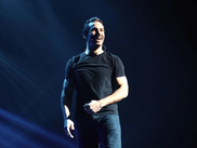 Pour son dernier one-man show à succès, l’humoriste, qui aime faire grincer des dents, s’est penché sur le vaste sujet de la santé -celles des autres, évidemment, mais aussi la sienne. Retour sur un spectacle à mi-chemin entre l’enquête et l’introspection.