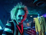 Plus de 35 ans après le premier volet, Tim Burton signe une suite moderne, drôle et rythmée, dans laquelle l'emblématique démon revient semer la pagaille à Winter River, au grand dam de la famille Deetz…