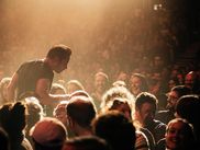 De son écriture au scalpel, le ponte de l’humour noir dissèque la sphère médicale. Près de trois heures d’un spectacle incisif.