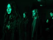 Aliens, dystopies, zombies et voyages dans le temps : les séries fantastiques et de science-fiction repoussent les frontières du réel pour notre plus grand plaisir. Si vous aimez les intrigues tortueuses, les mondes post-apocalyptiques et les personnages hors du commun, voici un florilège de productions à ne manquer sous aucun prétexte ! Accrochez vos ceintures, ça va secouer.