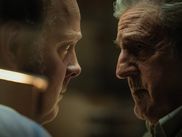 Dans "Le Fil", Daniel Auteuil prête ses traits à un avocat confronté à une affaire de meurtre dont les répercussions le suivront toute sa vie. Derrière cette fiction judiciaire, une histoire vraie, tirée d’un récit publié par Maître Mô, pseudonyme de l’avocat Jean-Yves Moyart, en 2011.