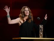 Ce vendredi 28 février, Julia Roberts était présente sur la scène de l'Olympia pour la 50ᵉ cérémonie des César diffusée sur CANAL+ pour lui décerner une statuette d’honneur pour l'ensemble de sa carrière. Une récompense prestigieuse que l’actrice oscarisée a reçue des mains de Clive Owen, son partenaire de jeu dans "Closer" et "Duplicity".
