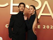 En lice pour le César du meilleur acteur, Pierre Niney est arrivé sur le tapis rouge avec des chaussettes très particulières.