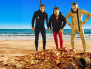 Dans Inestimable, le réalisateur Éric Fraticelli revient sur un fait divers aussi improbable que vrai : l’histoire de trois amis qui découvrent par hasard un trésor marin et tentent de faire fortune.