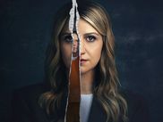 Attendue le 21 mars sur CANAL+, Happy Face propose une perspective rare sur l'univers des tueurs en série : celle d'une fille confrontée à l'héritage macabre de son père. Entre drame familial et enquête glaçante, la série aborde notre fascination morbide pour le crime sous un angle relativement inédit.