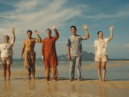 Après Hawaï et la Sicile, c'est dans un hôtel cinq étoiles de Thaïlande que les vacanciers de la série multiprimée posent leurs valises, le temps d'une saison sur le thème de la spiritualité… Parmi eux, la Canadienne Charlotte Le Bon.