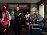 La nouvelle série irlandaise Obituary, avec Siobhan Cullen dans le rôle d'une jeune rédactrice d'avis de décès qui décide de créer elle-même sa matière première, débarque sur Paramount+ le 18 avril. Un cocktail détonant de comédie noire et de thriller qui joue habilement avec la fascination irlandaise pour la mort (et les commérages) !